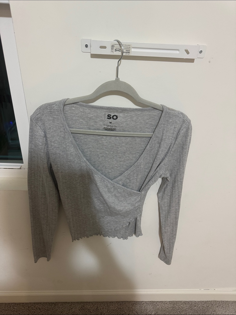 SO Nicely used: Gray Ribbed Wrap-Front top 17 PTP Medium